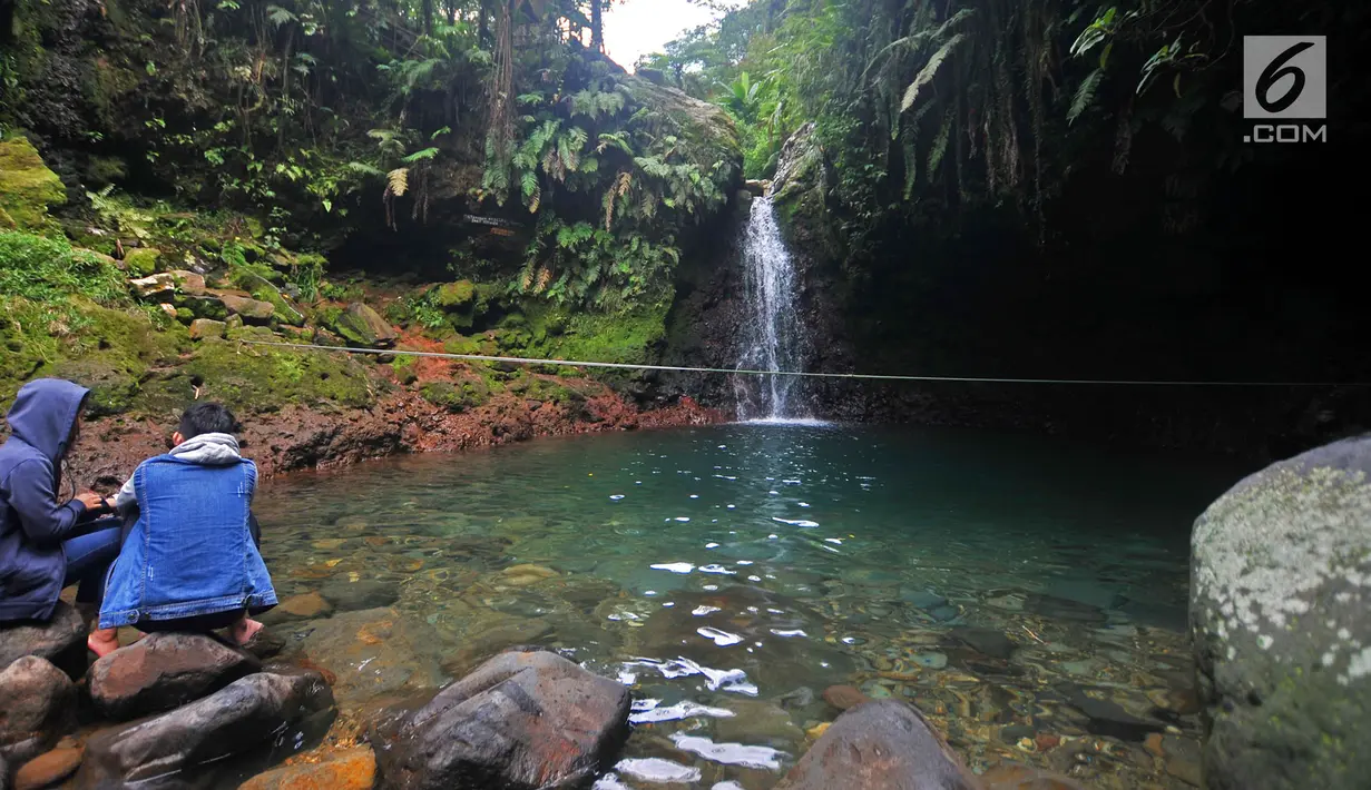 Wisatawan menikmati Curug Pangeran di Taman Nasional Gunung Halimun Salak (TNGHS), Bogor, Sabtu (5/1). Keindahan curug dan aliran sungai yang unik di TNGHS menjadi destinasi wisata pilihan menghabiskan liburan akhir pekan (Merdeka.com/Iqbal S. Nugroho)