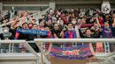 Fans Barcelona U-18 menyaksikan Barcelona U-18 melawan Altetico Madrid U-18 pada pertandingan International Youth Championship (IYC) 2021 di Jakarta International Stadium (JIS), Jakarta, Selasa (19/4/2022). Barcelona U-18 juara IYC 2021 usai kalahkan Altetico Madrid U-18.(Liputan6.com/Faizal Fanani)