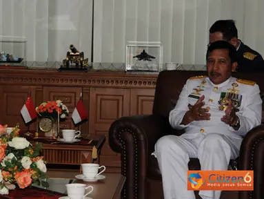 Citizen6, Cilangkap: Panglima TNI mengucapkan selamat atas penganugerahan bintang Yudha Dharma Utama kepada Lieutenant General Neo Kian Hong yang telah diserahkan oleh Menhan RI Purnomo Yusgiantoro. (Pengirim: Badarudin Bakri)