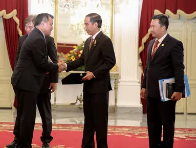 Presiden Joko Widodo menerima delegasi Federasi Sepakbola Internasional atau Federation of International Football Association (FIFA) dan Asia Football Confederation (AFC) di Istana Merdeka, Jakarta, Senin (2/11/2015). (Liputan6.com/Faizal Fanani)