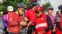 Eri Cahyadi bersepeda bersama Sekjen DPP PDIP Hasto  Kristiyanto. (Dian Kurniawan/Liputan6.com)