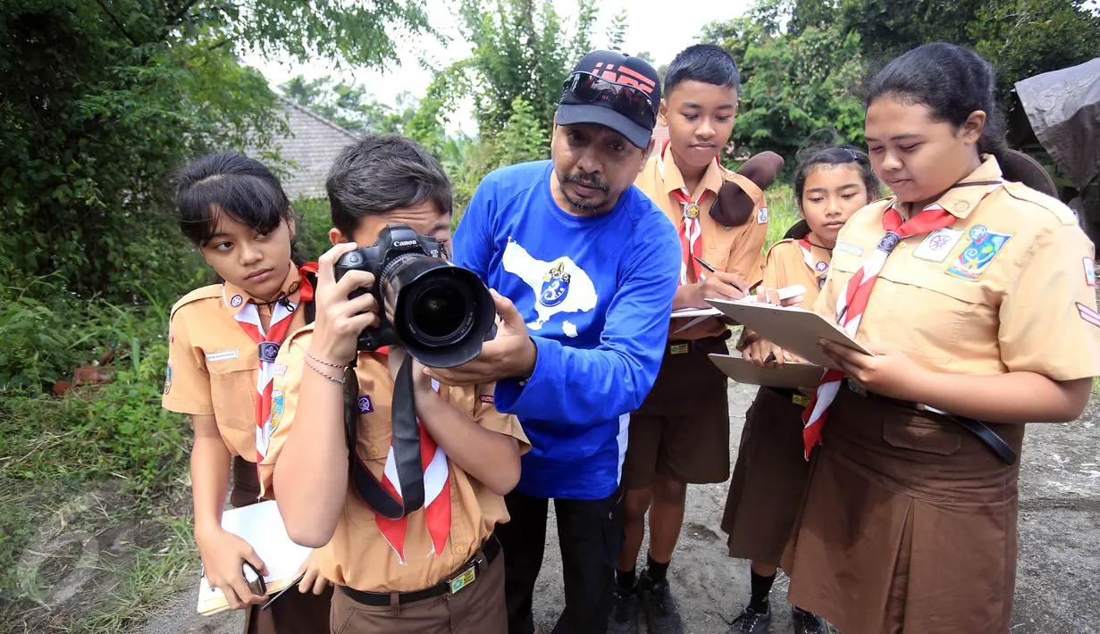 Siswa mencoba kamera saat mengikuti pelatihan jurnalistik dalam rangka HUT ke-3 Jojoners, Bali, Jumat (27/1). Tema  HUT ke-3 Jojoners 'Tri Hita Karana' yang  bermakna hubungan antar manusia, alam dan Tuhan. (Liputan6.com/Angga Yuniar)