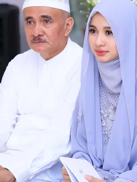 Minggu (3/9/2017), di kediaman keluarganya, di kawasan Jakarta Selatan, Bella tampak cantik berbalutkan busana berwarna biru langit di sekujur tubuhnya. Aura cantik Bella pun sangat terpancar kala itu. (Instagram/Laudyacynthiabella)