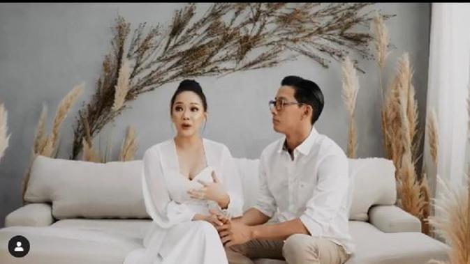Yuanita Christiani dan suami sengaja mengumumkan kehamilan mereka dengan nuansa serba putih (Dok.Instagram/@yuanitachrist/https://www.instagram.com/p/B3_5fjAgb0o/Komarudin)