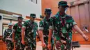 Sebagai informasi, empat oknum prajurit Tentara Nasional Indonesia, yang diduga berasal dari Badan Intelijen Strategis (BAIS), menjadi terdakwa terkait penyiraman air keras terhadap aktivis Hak Asasi Manusia (HAM) dan Wakil Koordinator KontraS, Andrie Yunus, adalah Kapten Nandala Dwi Prasetia (NDP), Letnan Satu Budhi Hariyanto Widhi (BHW), Letnan Satu Sami Lakka (SL) dan Sersan Dua Edi Sudarko (ES). Tampak dalam foto, seorang personel Polisi Militer (paling kiri) mengawal empat oknum Tentara Nasional Indonesia (TNI), Sami Lakka, Nandala Dwi Prasetya, Budhi Hariyanto Widhi Cahyono, dan Edi Sudarko (kiri ke kanan), terdakwa penyerangan cairan asam terhadap aktivis Hak Asasi Manusia, Andrie Yunus, usai persidangan mereka di Pengadilan Militer II-08 Jakarta, Rabu 29 April 2026. (AP Photo/Tatan Syuflana)