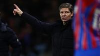 Manajer Crystal Palace asal Austria, Oliver Glasner, memberi isyarat di pinggir lapangan selama pertandingan Liga Inggris antara Fulham dan Crystal Palace di Craven Cottage, London, pada 7 Desember 2025. (HENRY NICHOLLS/AFP)