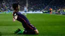 Luis Suarez berselebrasi usai menjebol gawang Espanyol dalam laga Liga Spanyol, di Stadion RCDE, Spanyol, Sabtu (29/4). Kemenangan membawa Barca sementara memimpin klasemen dengan nilai 81 dari 35 pertandingan. (AP Photo/ Manu Fernandez)