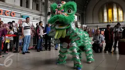 Calon penumpang kereta api menyaksikan pertunjukan Barongsai di stasiun Jakarta - Kota, (7/2). PT KAI menghadirkan hiburan Barongsai untuk pengguna KRL Jabodetabek yang merayakan ataupun yang tidak merayakan Tahun Baru Imlek. (Liputan6.com/JohanTallo)