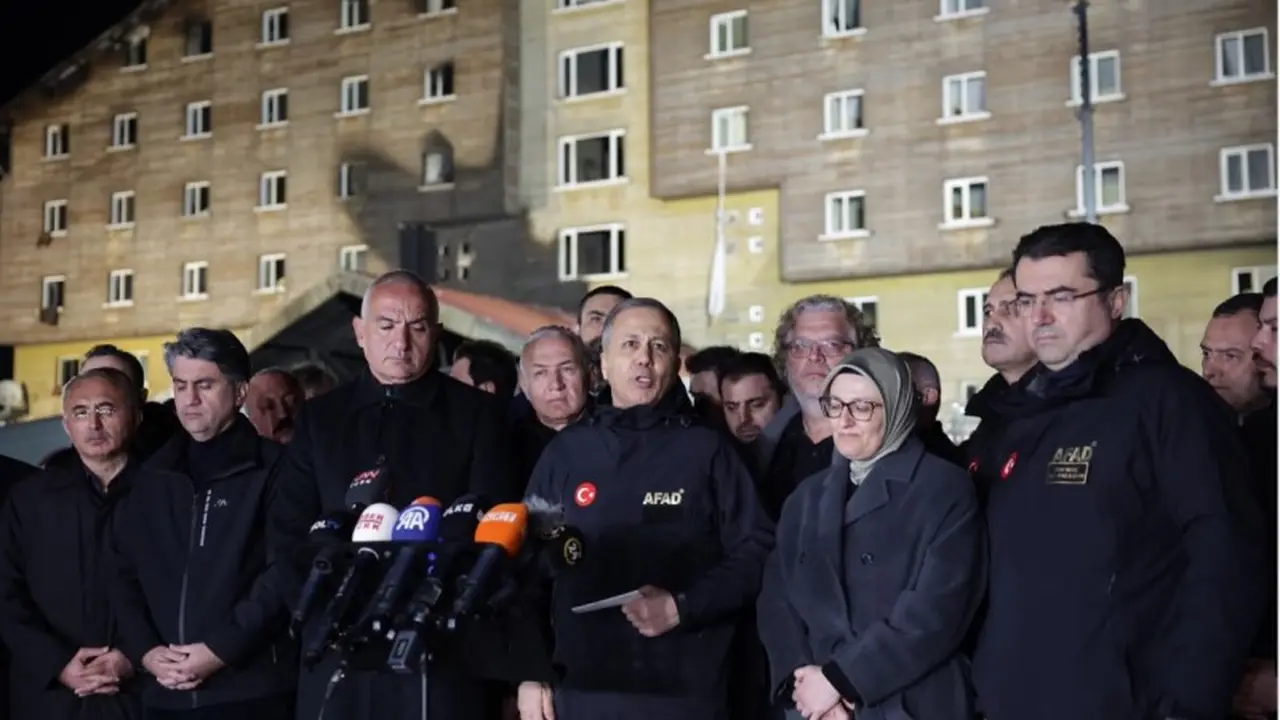 Menteri Dalam Negeri Turki Ali Yerlikaya (tengah) dalam konpers tragedi kebakaran resor ski Grand Kartal Hotel. (Adem ALTAN/AFP)