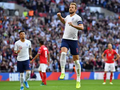 Striker Inggris, Harry Kane, merayakan gol yang dicetaknya ke gawang Bulgaria pada laga Kualifikasi Piala Eropa 2020 di Stadion Wembley, London, Sabtu (7/9). Inggris menang 4-0 atas Bulgaria. (AFP/Ben Stansall)