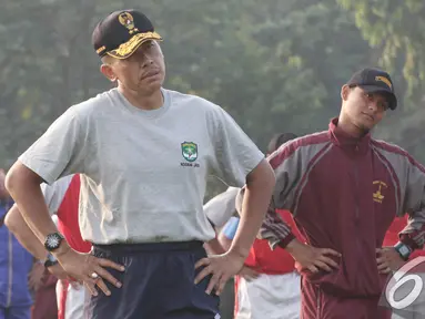 Pangdam Jaya Mayjen Agus Sutomo (kiri) saat senam bersama di Lapangan Utama Mako Kopassus, Cijantung, Jakarta, Jumat (21/11/2014). (Liputan6.com/Herman Zakharia)