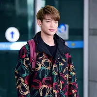 Minho SHINee saat berada di bandara Incheon, sebelum terbang menuju Bali. (Foto: Dispatch)