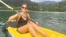 Kali ini dengan olahraga dayung, Pevita mengenakan one-piece swimsuits warna hitam, ditambah aksesori kacamata hitam. @pevpearce.