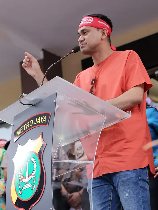 Ramzi, bersama sejumlah selebriti lain mengunjungi Polres Jakarta Selatan untuk membacakan ikrar perang terhadap narkoba. Dan di situ juga ia berkomentar mengenai sikap seorang selebriti yang punya banyak penggemar. (Deki Prayoga/Bintang.com)