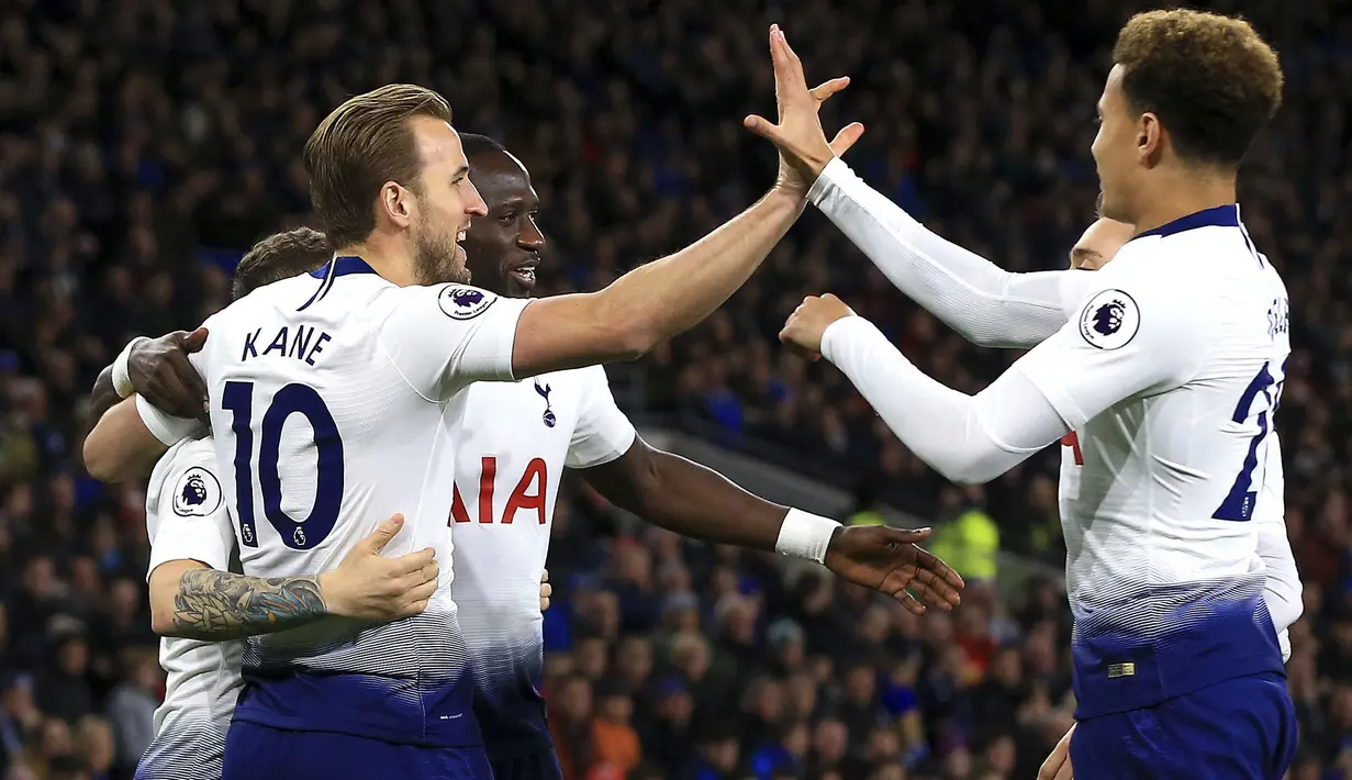 Para pemain Tottenham Hotspur merayakan gol yang dicetak oleh Harry Kane ke gawang Cardiff City pada laga Premier League di Stadion Cardiff City, Selasa (1/1). Tottenham Hotspur menang 3-0 atas Cardiff City. (AP/Mark Kerton)