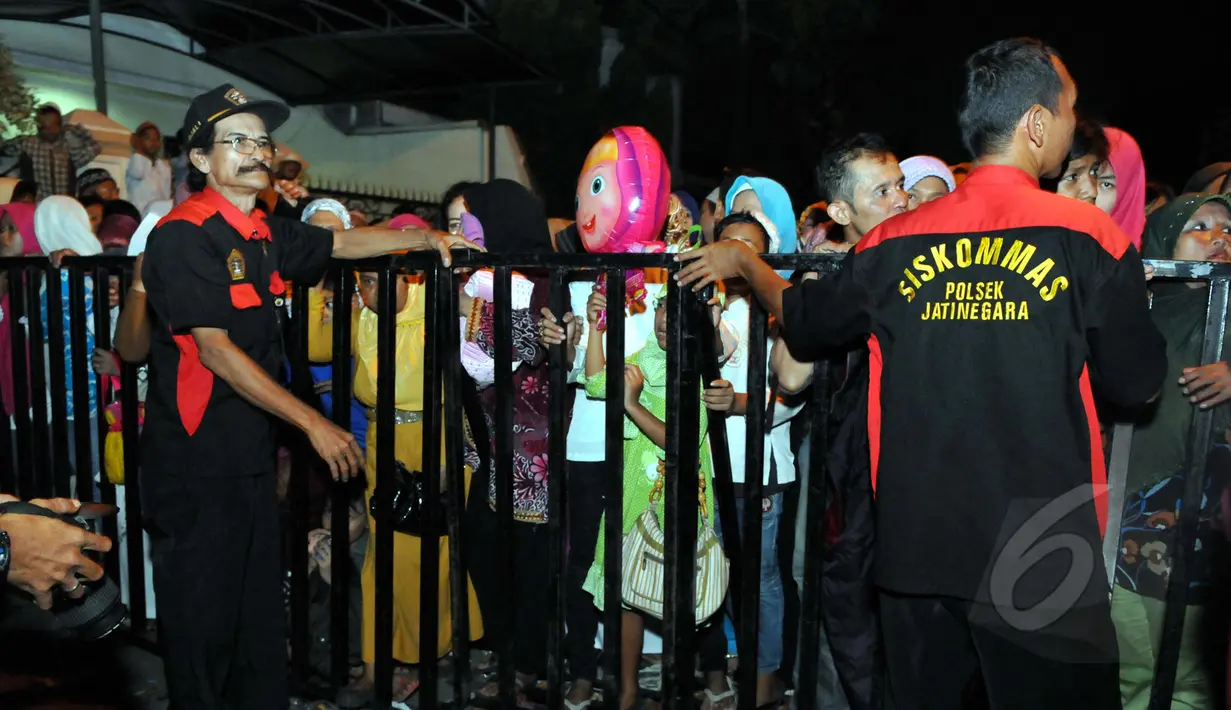 Sejumlah warga tertahan di depan gerbang karena tidak diizinkan mengikuti acara tahlilan 40 hari meninggalnya Olga Syhaputra di kediaman orang tua Olga di kawasan Duren Sawit, Jakarta, Rabu (6/5/2015). (Liputan6.com/Panji Diksana)