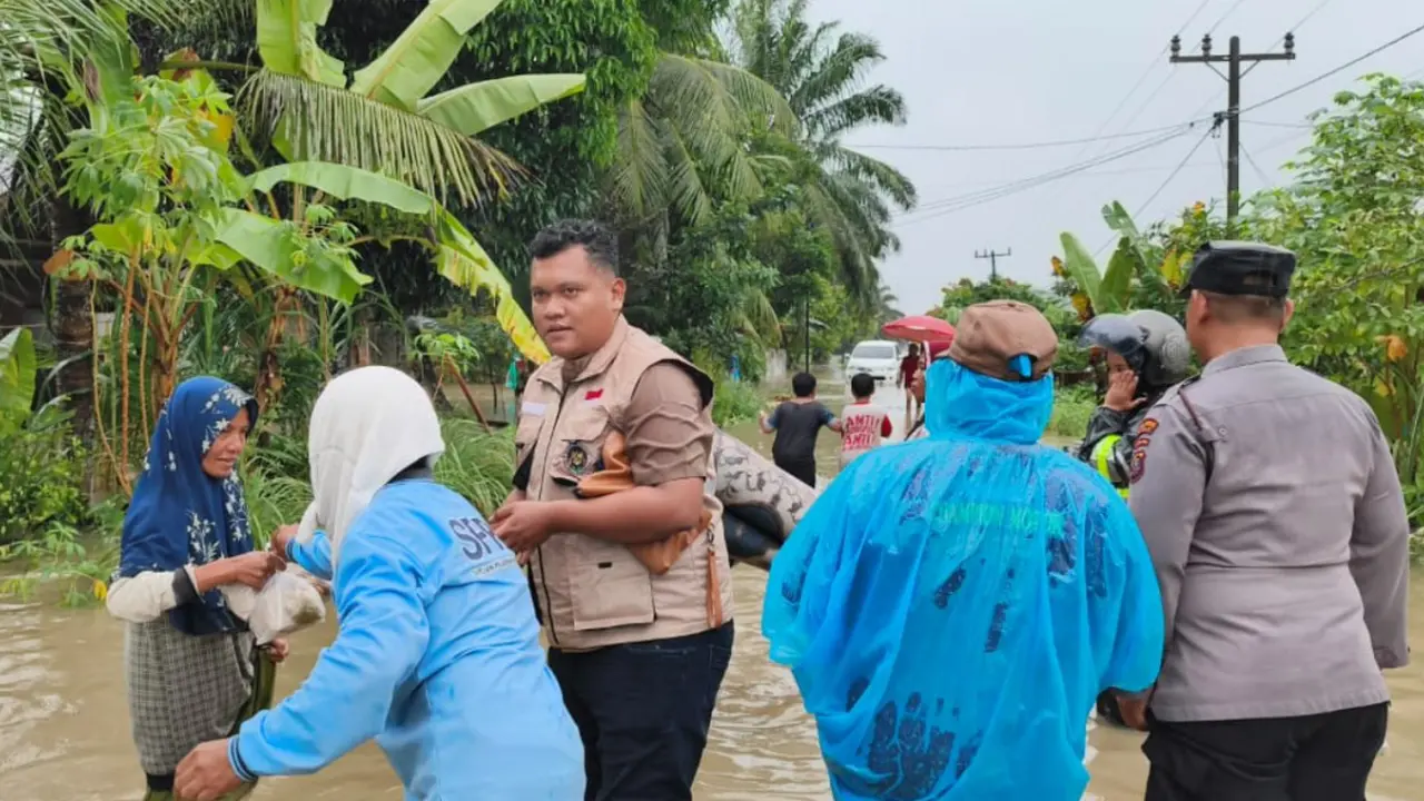 Pengelola Satuan Pelayanan Pemenuhan Gizi (SPPG) mengalihkan fungsi dapur MBG mereka menjadi dapur umum bantu korban banjir Sumatera Utara (Sumut).