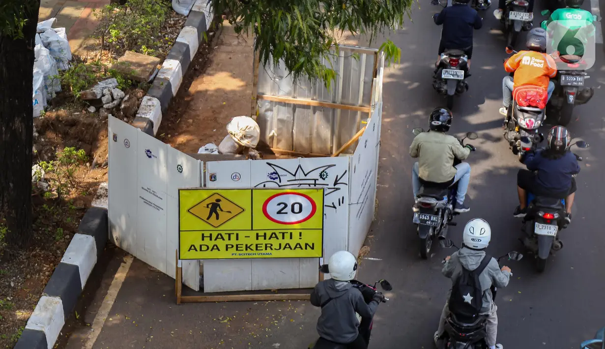 Penyempitan di beberapa titik di jalan Jenderal Gatot Subroto dikarenakan adanya proyek galian pembangunan prasarana jaringan utilitas. (Liputan6.com/Angga Yuniar)