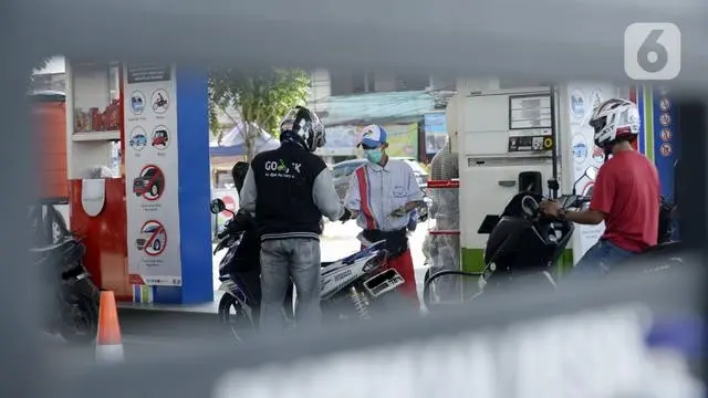 Petugas SPBU mengisi bahan bakar jenis pertalite kepada pengguna sepeda motor di Pamulang, Tangerang Seatan, Banten. Pemerintah masih terus menggodok aturan untuk membatasi pembelian BBM subsidi dan kompensasi di SPBU.(merdeka.com/Dwi Narwoko)