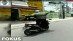 Sak Hiun seolah tak mempedulikan pengguna jalan raya lainnya saat melakukan aksi tersebut.