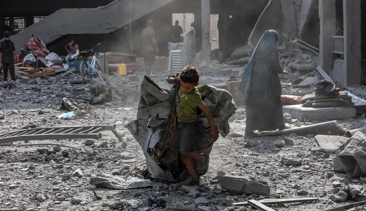 Ada lebih dari 80 persen sekolah di Jalur Gaza telah terkena serangan langsung oleh militer Israel sejak Oktober 2023, demikian diungkap Badan PBB untuk Pengungsi Palestina (UNRWA) pada Senin (14/4/2025) lalu. (Omar AL-QATTAA/AFP)