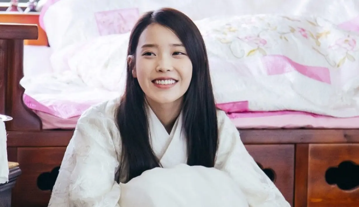 Selain cantik, IU juga punya hati emas. Pada 2015, ia menyumbang Rp 1,3 miliar untuk anak-anak yang membutuhkan. Dan hebatnya lagi, ia selalu menutup-tutupi saat menyumbang. (Foto: Soompi.com)