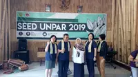 Beberapa perwakilan kampus Unpar dalam penyambutan mahassiwa saat program SEED 2019 di kecamatan Selaawi, Garut, Jawa Barat (Liputan6.com/Jayadi Supriadin)