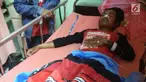 Seorang korban minuman keras buatan atau miras oplasan terbaring di rumah sakit di Cicalengka, Jawa Barat (11/4). Korban minuman keras oplosan terus bertambah, hingga Selasa (10/4) jumlah korban tewas mencapai 51 orang.(Liputan6.com/Pool/Polda Jabar)