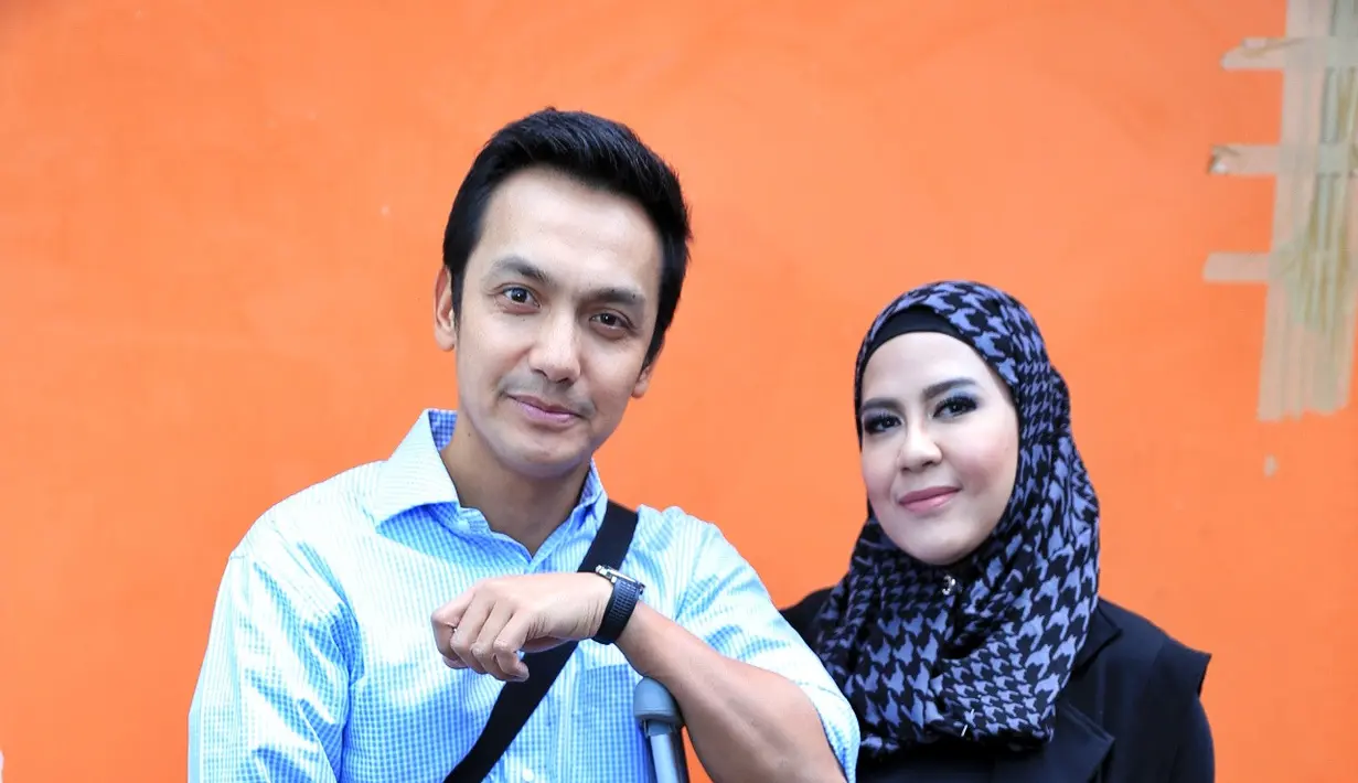 "Waktu pengobatan enggak rutin. Paling sebulan sekali cek ke dokter, ronsen perkembangan sampai mana. Di Singapura," ujar mantan suami Paramitha Rusady itu. (Adrian Putra/Bintang.com)