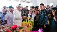 Gubernur Provinsi Jawa Barat Dedi Mulyadi melihat dari dekat pusat daur ulang yang mampu menghasilkan nilai ekonomi dari sampah plastik.