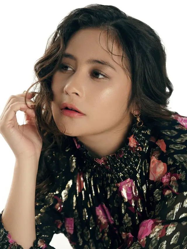 Gaya Pemotretan Prilly Latuconsina Bertajuk Timeless, Tampil Dengan Rambut Kriting. (Sumber: Instagram/winstongomez)