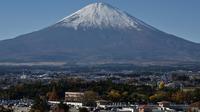 Sebelumnya, beberapa waktu lalu publik diramaikan dengan puncak Gunung Fuji yang tak juga diselimuti salju. (Richard A. Brooks/AFP)