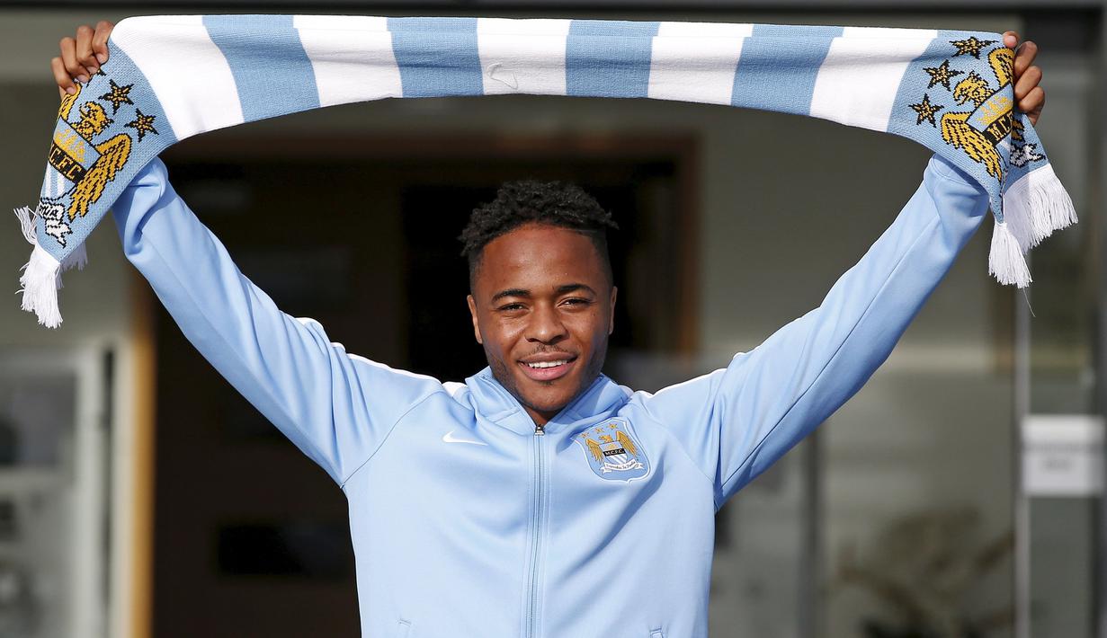 Raheem Sterling berpose setelah resmi menandatangani kontrak bersama Manchester City di Stadion Etihad, Manchester., Inggris. (14/7/2015). (REUTERS/Andrew Yates)