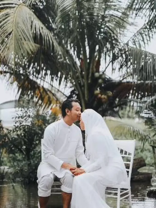 7 Potret Pengantin Abadikan Momen Pernikahan di Tengah Banjir Ini Viral