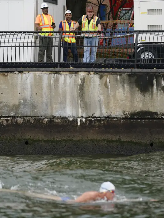 Dan Lewis Pugh, 53 tahun, hanya membutuhkan waktu 30 hari untuk berenang dari ujung ke ujung. (AP Photo/Seth Wenig)