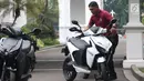 Paspampres tengah memarkirkan motor Gesits di Halaman Istana Merdeka, Jakarta, Rabu (7/11). Motor listrik Gesits merupakan akronim dari Garansindo Electric Scooter ITS. (Liputan6.com/Angga Yuniar)