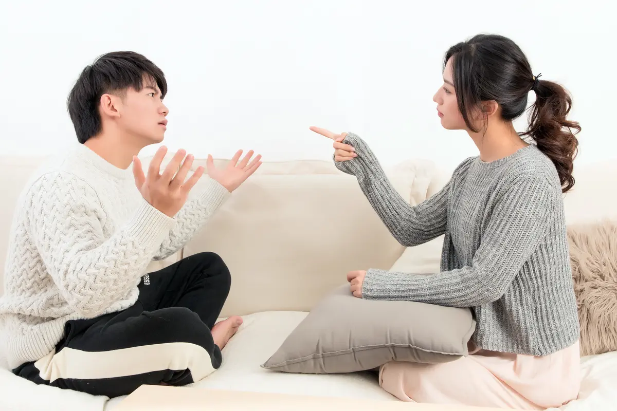 perempuan dan pasangan 6 juni bertengkar