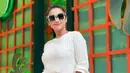 Tampil dengan busana berwarna putih, Dewi Perssik terlihat melengkapi penampilannya menggunakan kacamata hitam. Frame besar berwarna hitam putih pada kacamata ini pun menarik perhatian netizen. (Liputan6.com/IG/@dewiperssikreal.new)
