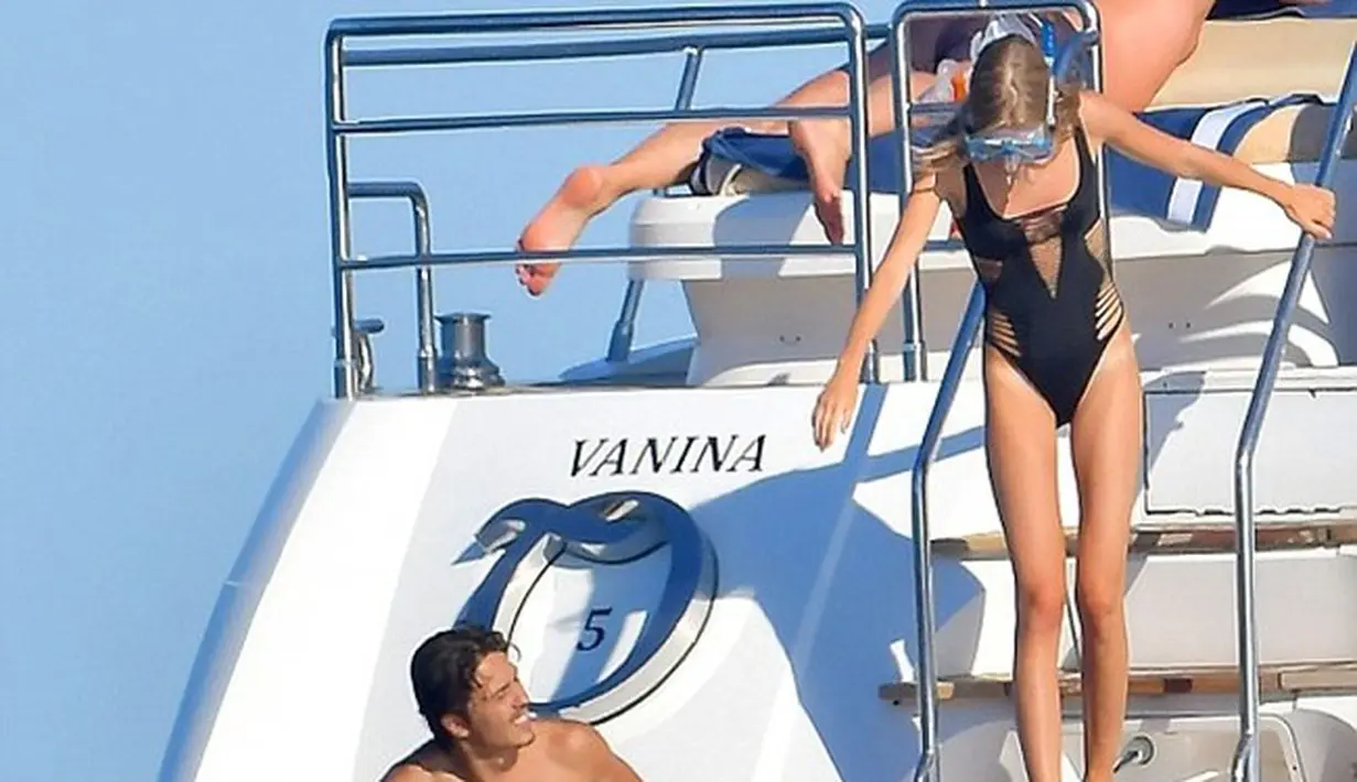 Ternyata, secepat kilat Egor dapat melupakan Lindsay Lohan. Ia terlihat menggandeng wanita dan berlibur bersama di kapal Pesiar dalam perjalanan menuju Prancis. (Dailymail/Bintang.com)