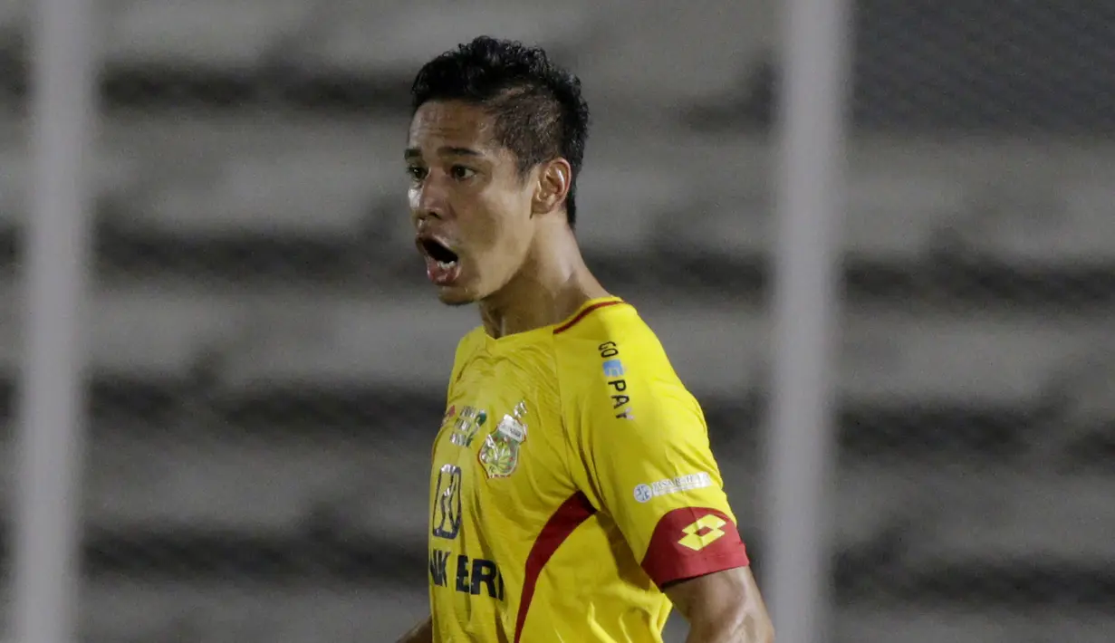 Bek Bhayangkara FC, Indra Kahfi, merayakan gol yang dicetak ke gawang Madura United pada laga Liga 1 2019 di Stadion Madya, Jakarta, Senin (5/8). (Bola.com/M iqbal Ichsan)