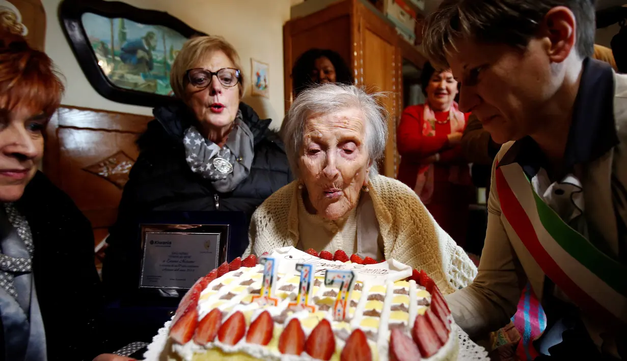 Nenek Emma Morano meniup lilin merayakan ulang tahun yang ke-117 di rumahnya di Verbania, Italia, (29/11). Nenek Emma Morano dianggap sebagai orang tertua di dunia yang lahir di tahun 1800-an. (REUTERS/Alessandro Garofalo)