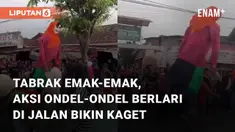 Nasib apes dialami seorang ondel-ondel yang sedang keliling di jalan