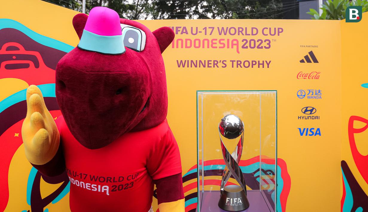 Maskot Piala Dunia U-17 2023, Bacuya dan trofi Piala Dunia U-17 2023 saat menyapa masyarakat yang hadir dalam Hari Bebas Kendaraan Bermotor di kawasan Bundaran HI, Minggu (15/10/2023). (Bola.com/Bagaskara Lazuardi)