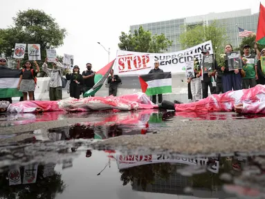 Aktivis dari organisasi Greenpeace Indonesia melakukan aksi "Seruan Global  dari Jakarta untuk Gaza" di depan Kedutaan Besar Amerika Serikat, Jakarta, Kamis (19/6/2025). (Liputan6.com/Herman Zakharia)