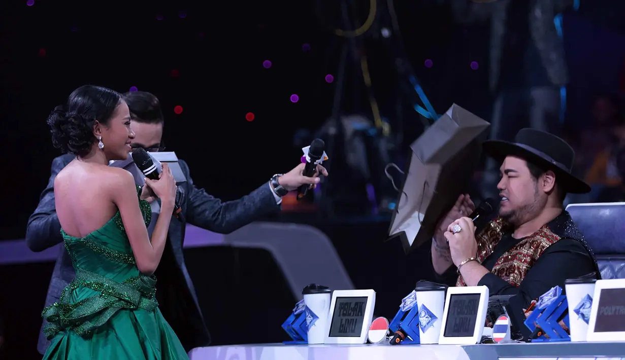 Ivan Gunawan salah satu yang mengaku sangat mengidolakan peserta asal Timor Leste menepati janjinya. Ia memberikan kado berupa high heels usai Maria merampungkan aksinya. (Deki Prayoga/Bintang.com)