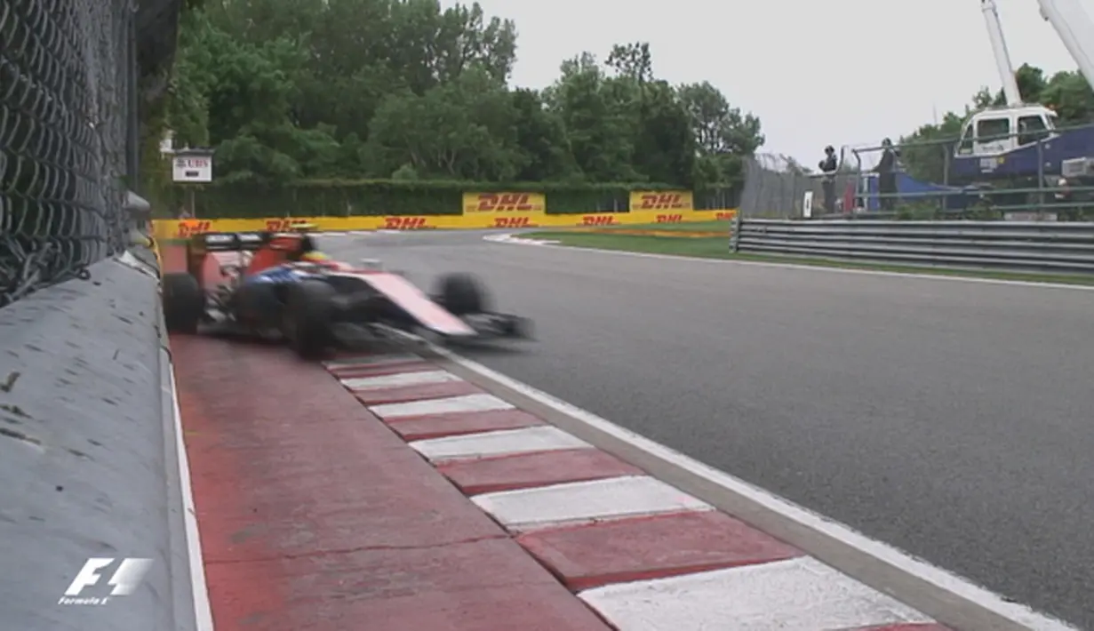 Pebalap Manor Racing asal Indonesia, Rio Haryanto, menabrak dinding pembatas saat kualifikasi F1 GP Kanada di Sirkuit Gilles Villeneuve, Kanada, Sabtu (11/6/2016). (Bola.com/Twitter/F1)