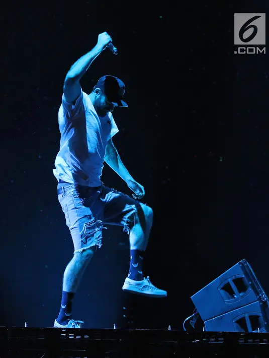 Aksi panggung DJ Alex Pall tampil pada "The Chainsmokers Live in Concert" di JIExpo, Kemayoran, Jakarta, Jumat (30/3). Duo DJ asal Amerika, Alex Pall dan Andrew Taggart membawakan lagu-lagu hitsnya. (Liputan6.com/Herman Zakharia)
