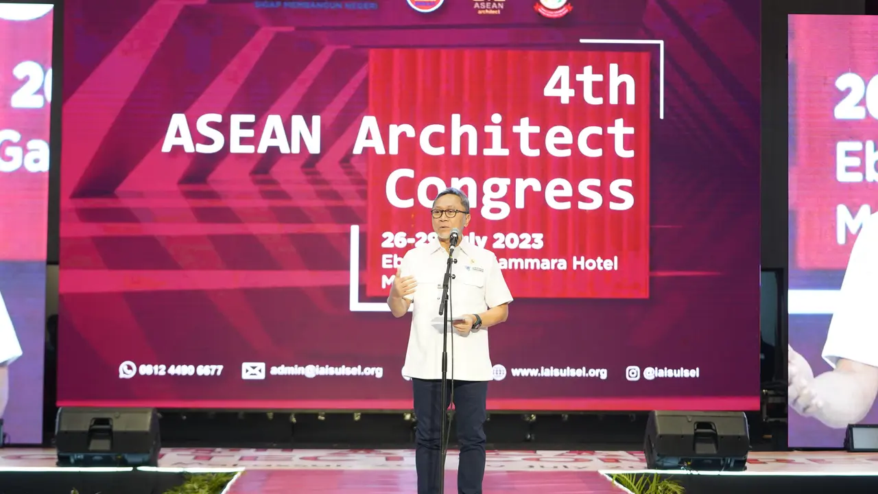 Menteri Perdagangan Zulkifli Hasan menghadiri Kongres Arsitek ke-4 ASEAN yang diselenggarakan Ikatan Arsitektur Indonesia,  Kamis  (27/7/2023) di Makassar, Sulawesi  Selatan. (Dok Kemendag)