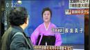 Pejalan kaki melihat sebuah layar televisi yang menampilkan siaran khusus Korean Central Television dengan penyiar berita, Ri Chun-Hee saat memberitakan peluncuran roket Korea Utara, di Tokyo pada tanggal 7 Februari 2016. (AFP Photo/Kazuhiro Nogi)