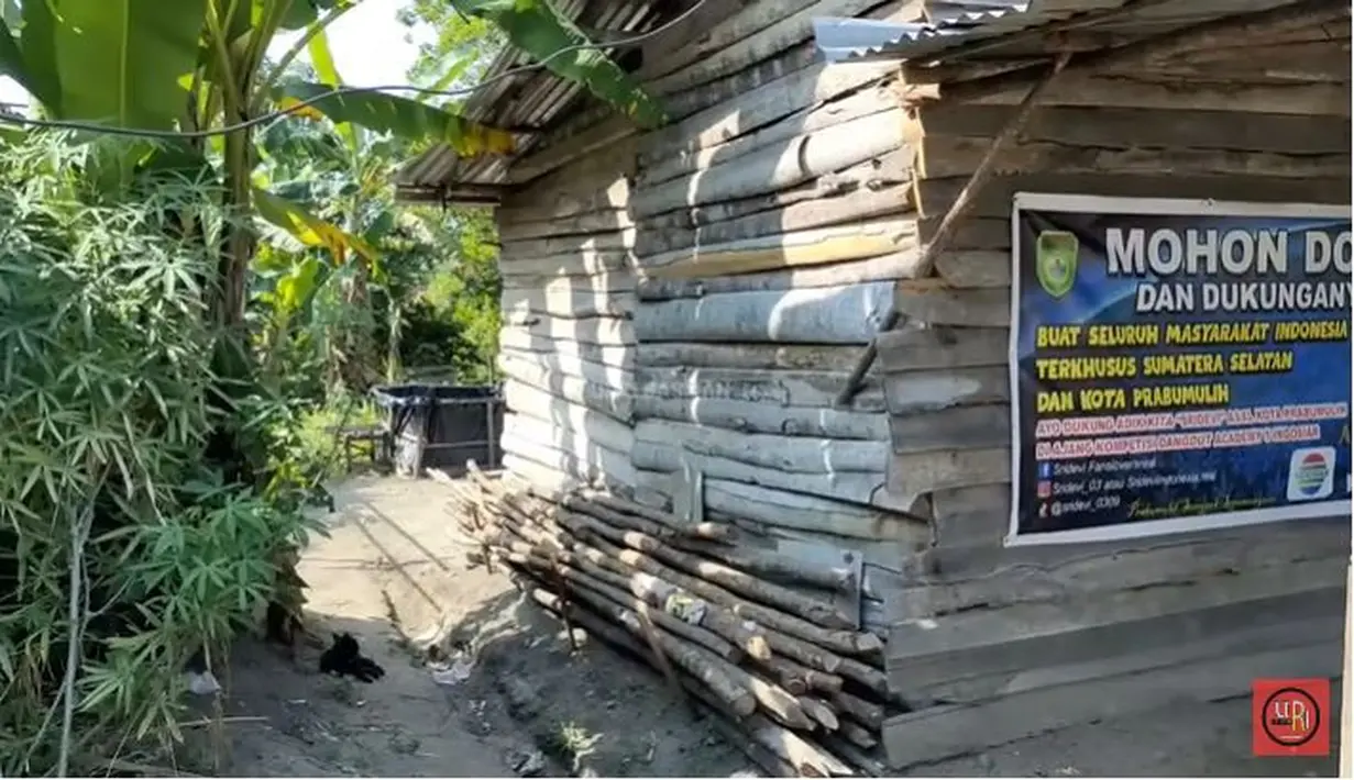 Potret sederhana rumah Sridevi pemenang D'Academy 5 yang berada di Prabumulih. (Sumber: YouTube/UDRI BASMAN)